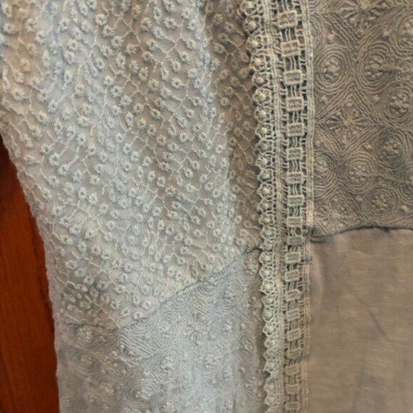Logo Lavish Woman's dusty Blue Eyelet Pullover Blouse Size S - Picture 5 of 5